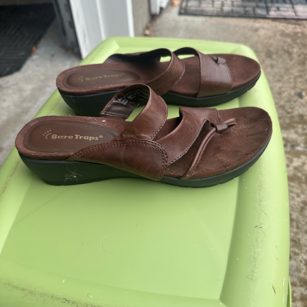 BareTraps Women's Tan Slide Sandals Leather Uppers Very good condition